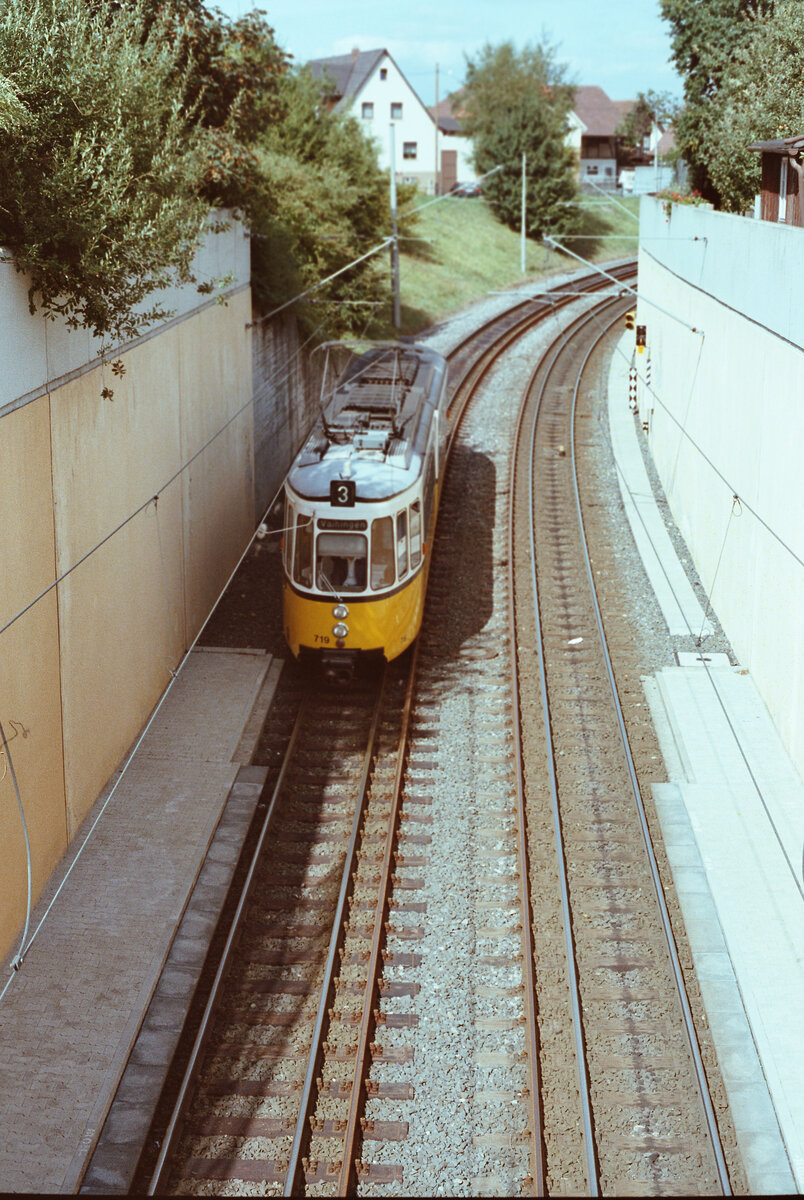 Ein GT4 der Stuttgarter Straßenbahn auf der Linie 3 fährt durch Möhringen.
Datum. 04.09.1983