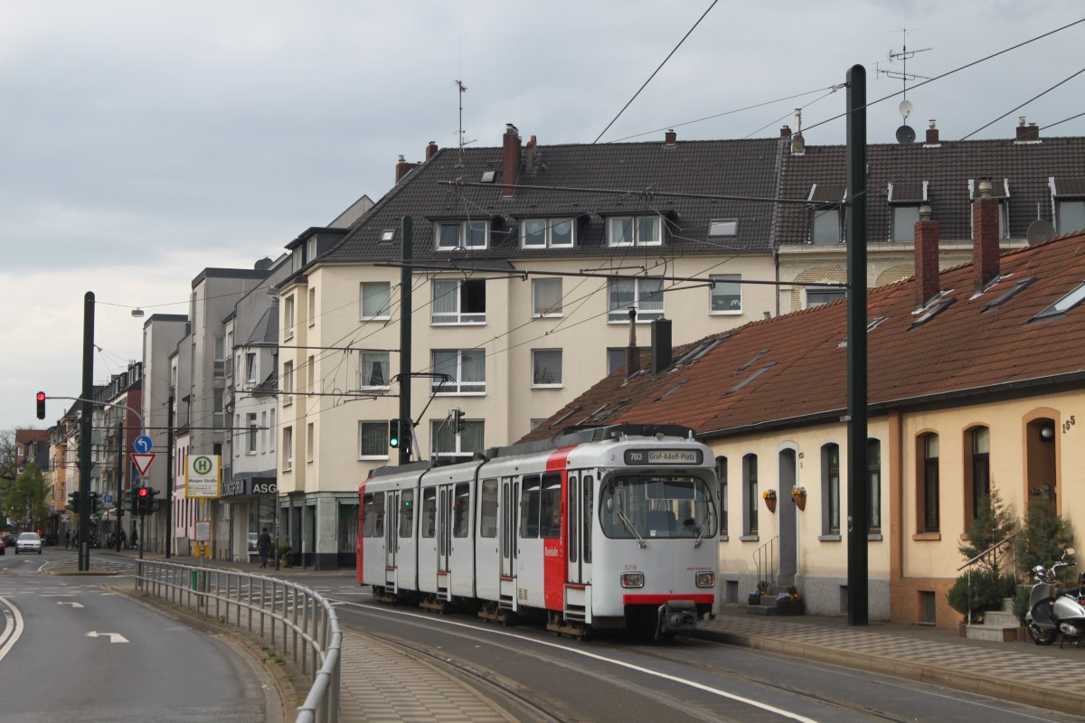 Ein GT8SU (Tw 3218) der Rheinbahn fuhr am 26.04.2015 als Linie 703 von Gerresheim S Richtung Graf-Adolf-Platz und legt hier einen Halt an der Haltestelle Morper Straße ein. 