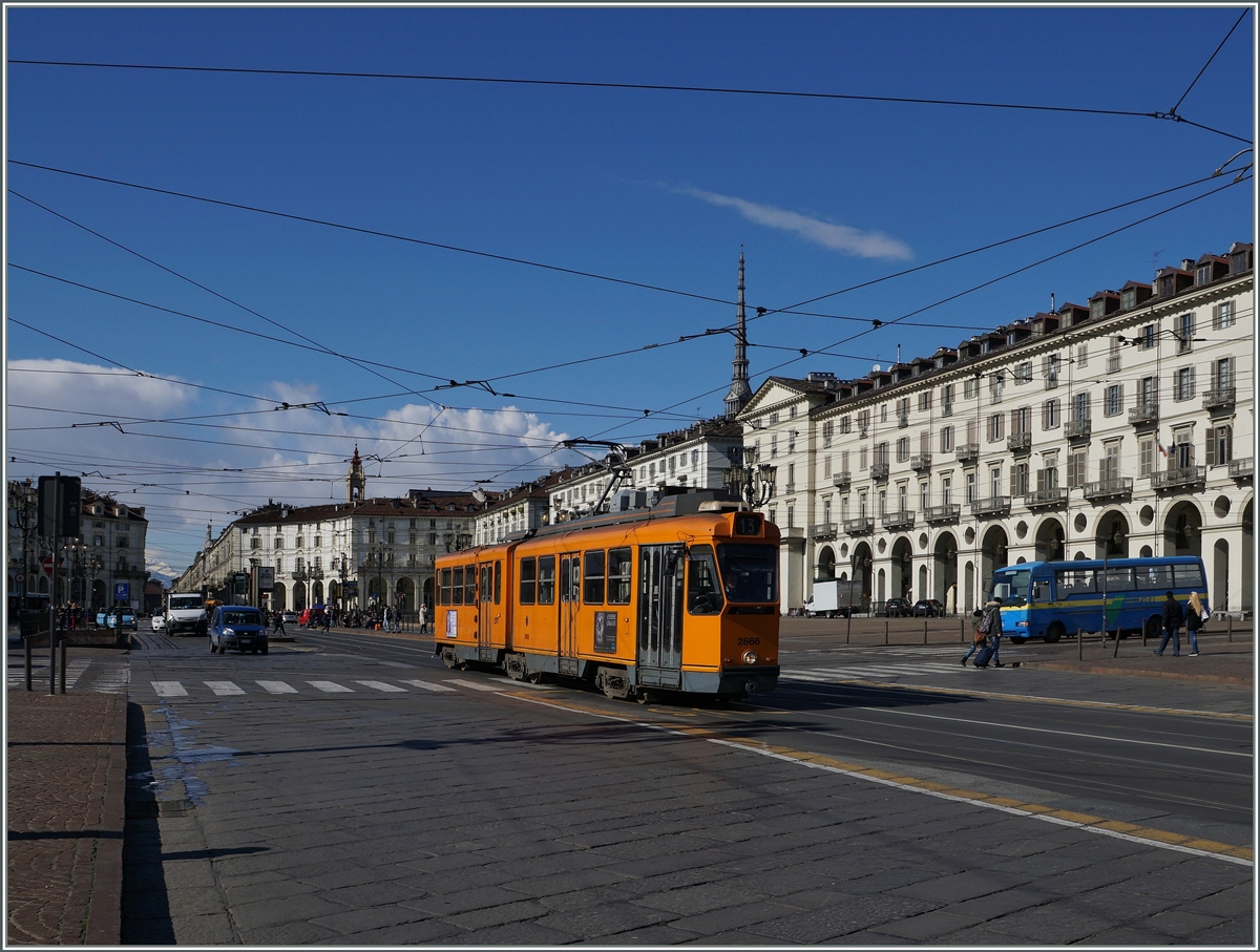 Ein GTT Tram der Linie 13 in der Via Po, die sich hier zum Piazza Vittorio Veneto verbreitert hat.
8. März 2016
