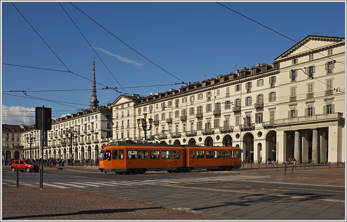 Ein GTT Tram der Linie 16 überquert den Piazza Vittorio Veneto in Turin.
(08.03.2016)