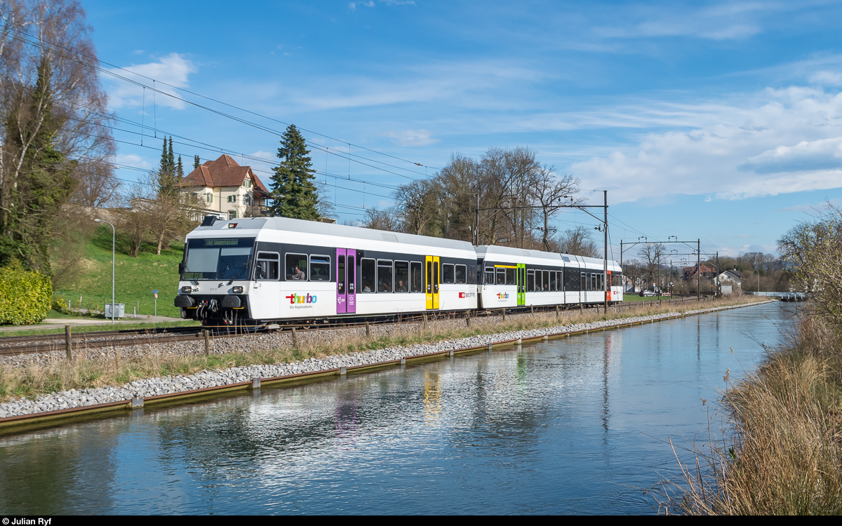 Ein GTW  Bluemechischtli  fährt am 23. März 2017 mit dem Bt 221 voran bei Bürglen TG auf der St. Galler S5 in Richtung Weinfelden.