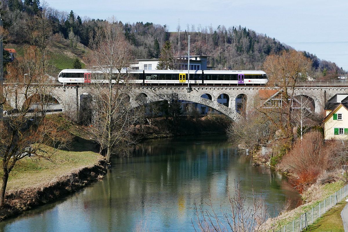 Ein GTW der Thurbo als S2 11246 von Altsttten nach Nesslau-Neu St. Johann berquert am 15.02.2020 in Lichtensteig die Thur.
