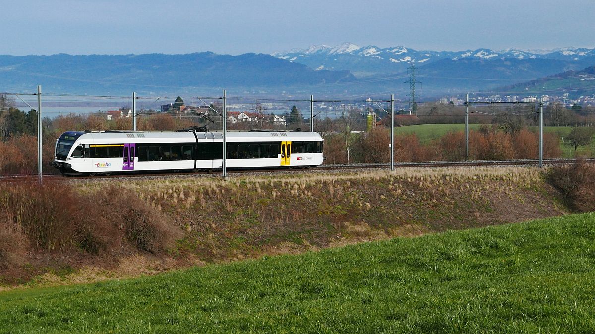 Ein GTW der Thurbo als S3 11358 von St. Margrethen nach St. Gallen zwischen den Stationen Goldach und St. Gallen St. Fiden. Mörschwil, 16.02.2020.