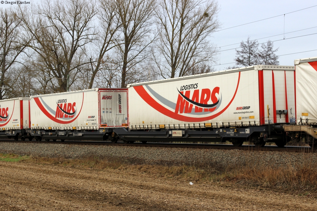 Ein Gterwagen der CFL zum Transport von zwei Sattelaufliegern. Hier ist er mit zwei Sattelaufliegern von Mars Logistic beladen. Aufgenommen am 15.01.2014 bei Diedelsheim.