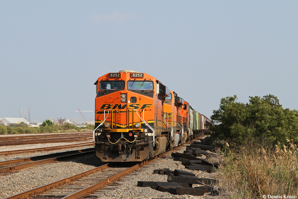 Ein Güterzug angeführt von BNSF 6252 wartet am 16.12.2014 im Güterbahnhof Galveston, Texas auf seine Abfahrt.