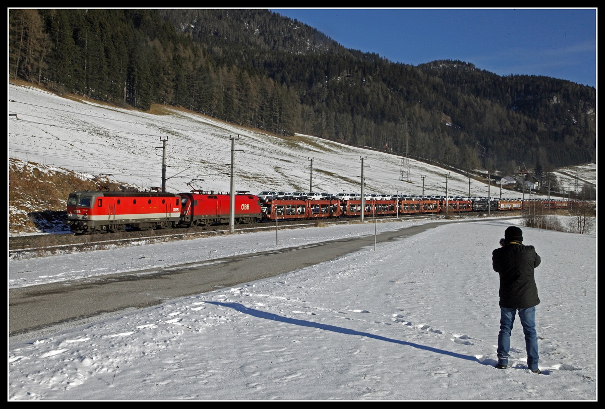 Ein Güterzug bepannt mit 1144.049 + 1116... wird am 7.01.2020 bei Spital am Semmering von einem Hobbykollegen erlegt.