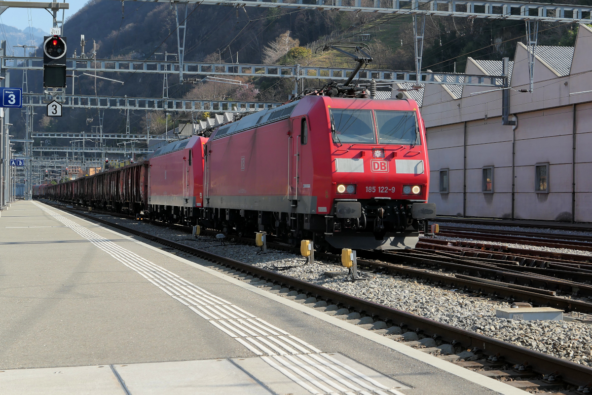 Ein Güterzug der DB Cargo in der Schweiz - die Lokomotiven 185 122 und 185 110 der DB haben den Gotthard hinter sich gebracht und rollen nun durch den Bahnhof Bellinzona Richtung Chiasso.
Bellinzona, Samstag, 18. März 2023