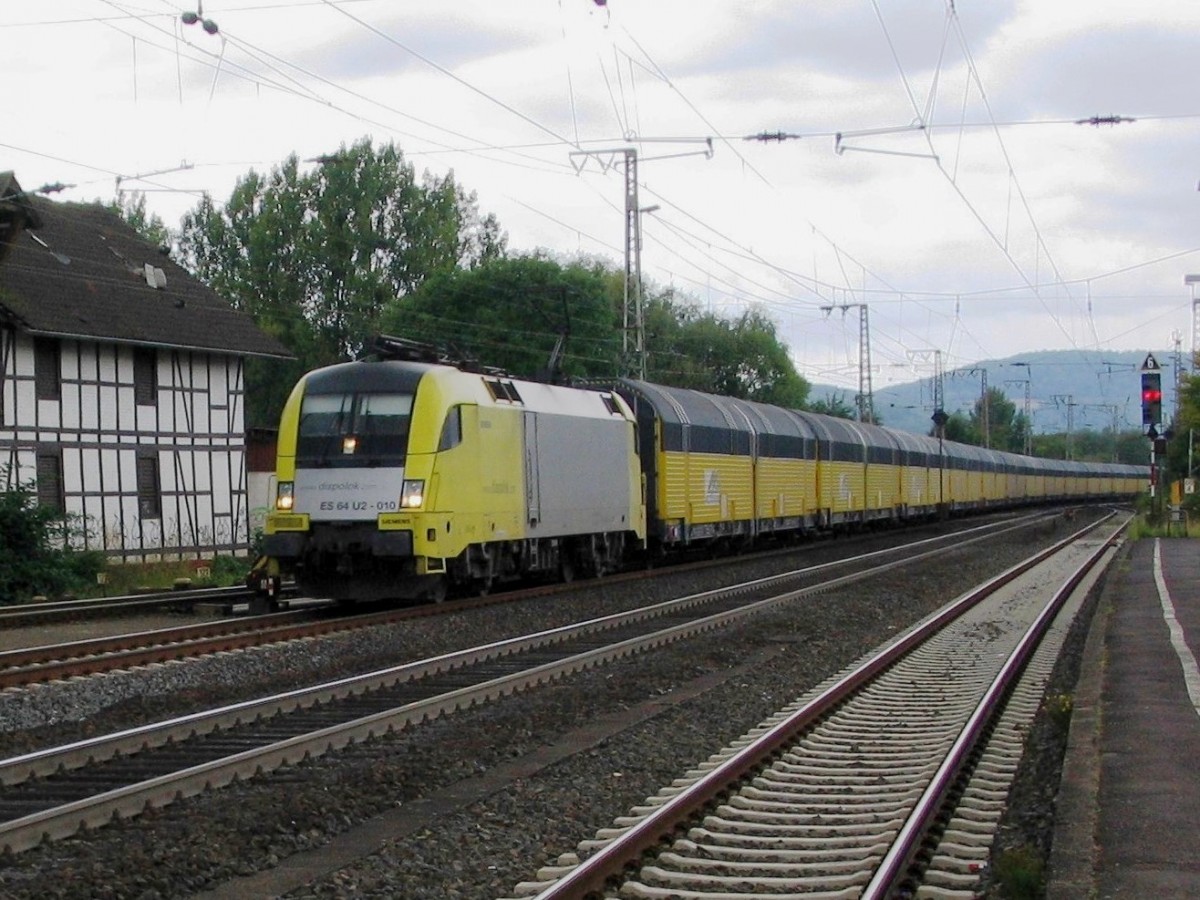 Ein Güterzug gen Süden durchfahrt den Bahnhof von Kreiensen am 17.09.2008