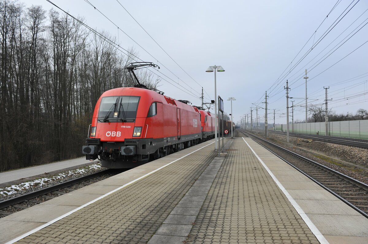 Ein Güterzug gezogen von 1116 029 durchfährt die Haltestelle St. Johann in Engstetten in Fahrtrichtung Wien am 7.2.2014.