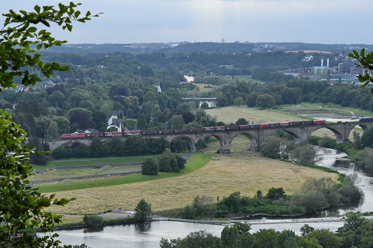 Ein Güterzug gezogen von der Elektrolokomotive 151 075-8 befährt im Juni 2018 das Ruhrviadukt bei Witten.