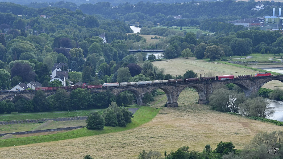 Ein Güterzug gezogen von der Elektrolokomotive 185 294-6 befährt im Juni 2018 das Ruhrviadukt bei Witten.