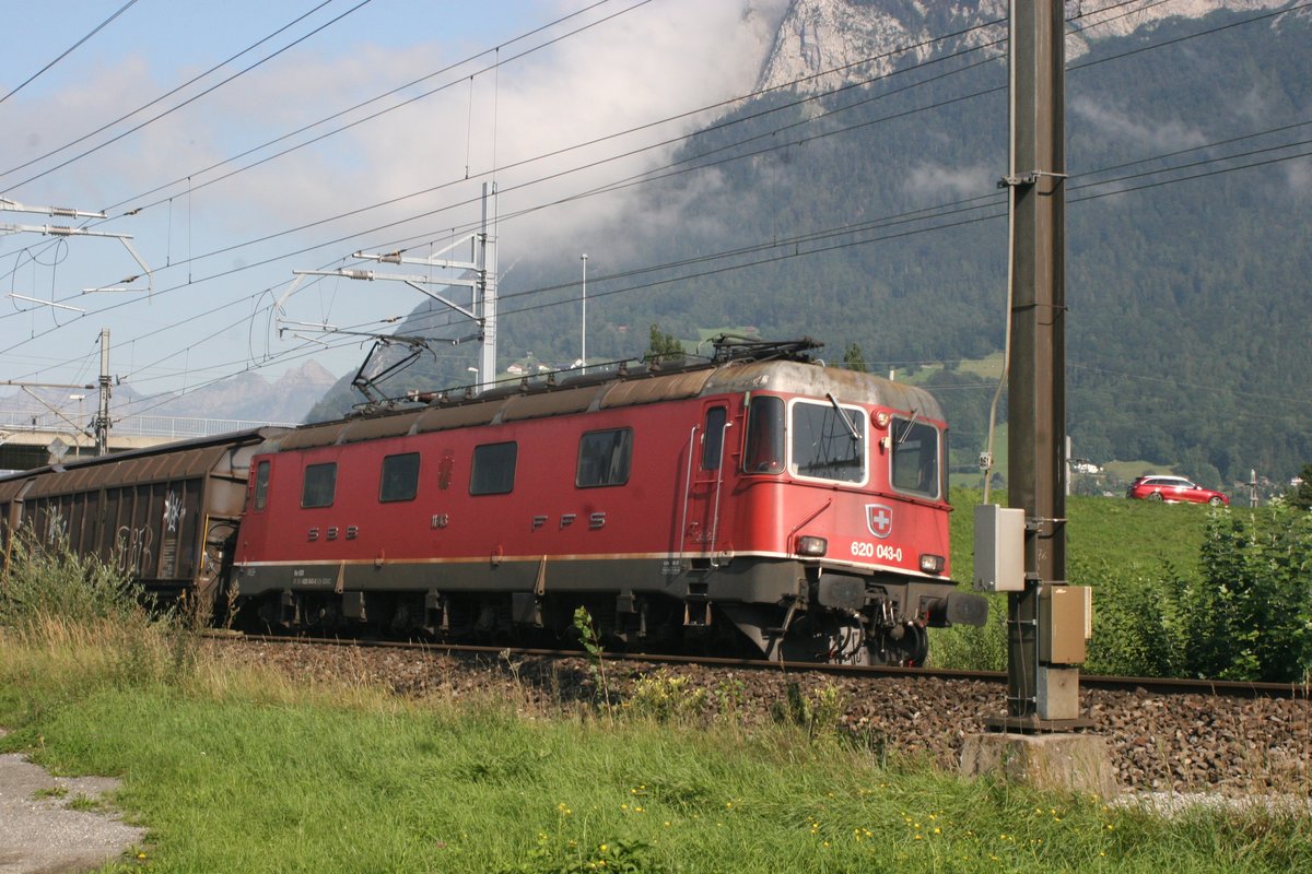 Ein Güterzug, gezogen von der Re 6/6 11643  Laufen  (Leider ihne Wappen auf dieser Seite), NVR 91 85 4620 043-0,fährt gerade in die Schlaufe nach Buchs SG ein, um dort den Railjet abzuwarten.

Sargans, 23.08.2019
