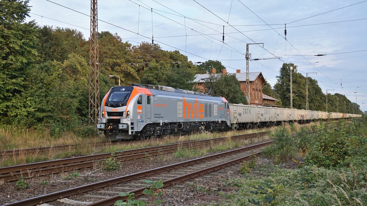 Ein Güterzug der hvle durchfährt Miltzow Richtung Stralsund.
Aufgenommen im September 2022.