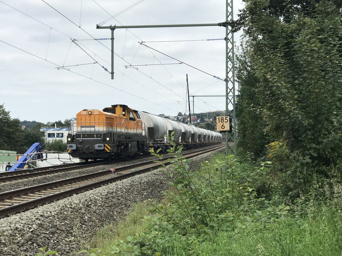 Ein Güterzug mit DE. 25 an der Film- und Fotostelle Bad Vilbel Süd. 20.09.2021 | 14:51 Uhr