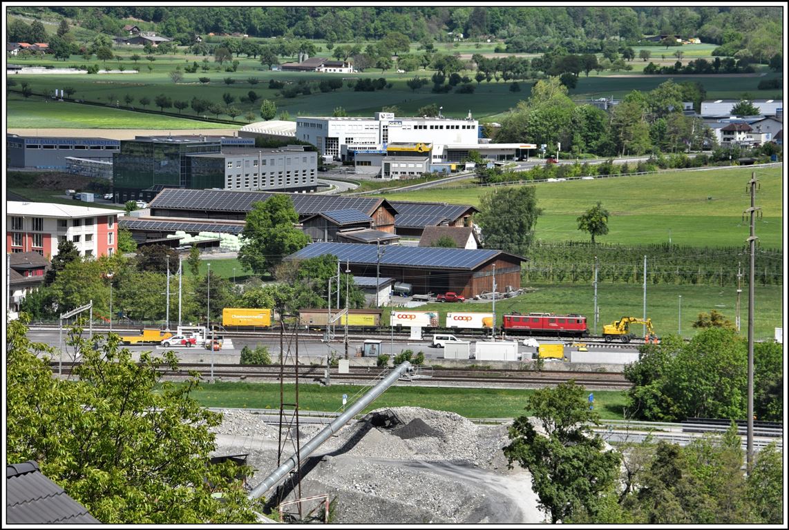 Ein Güterzug mit der Ge 6/6 II 705  Pontresina/Puntraschigna  fährt in Landquart ein. (04.05.2020)