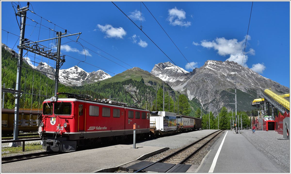 Ein Güterzug mit der Ge 6/6 II 702  Curia   erreicht Preda. (22.06.2016)