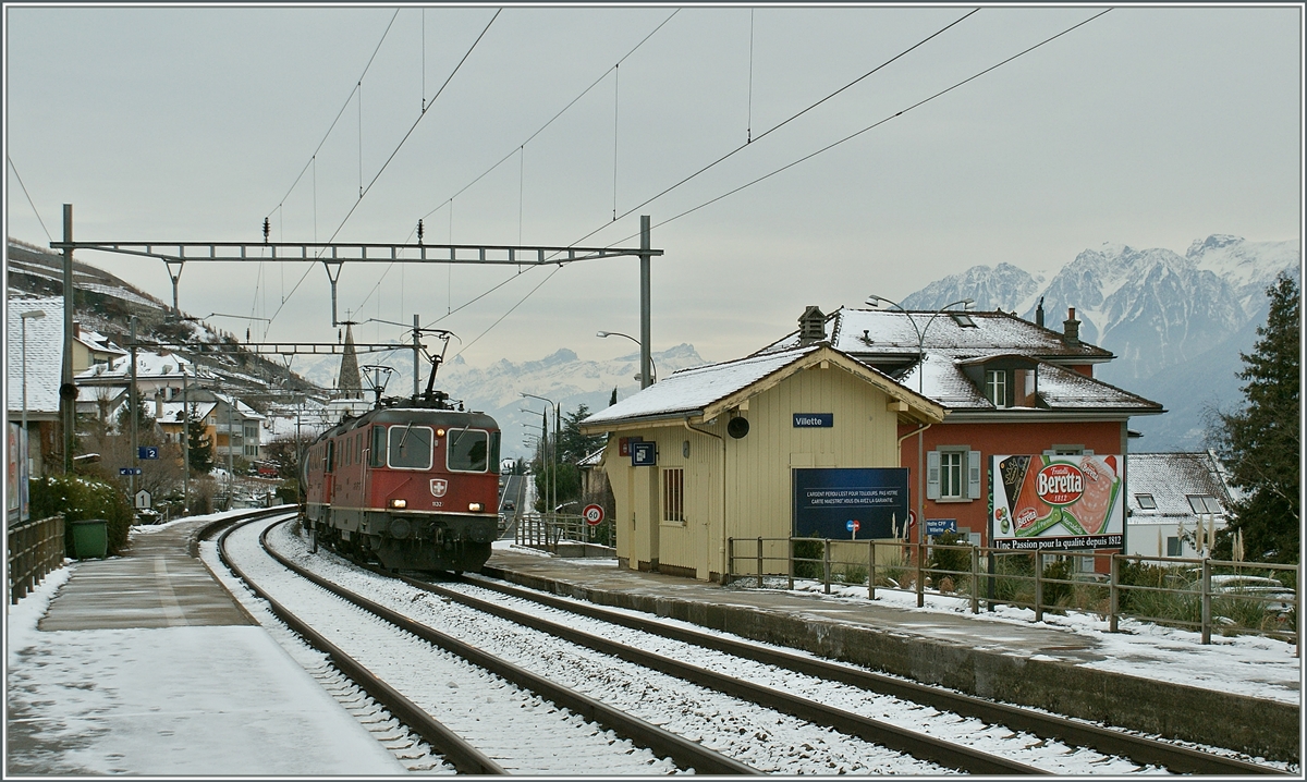 Ein Güterzug mit zwei Re 4/4 II erreicht den leicht verschneiten Haltepunkt Villette VD. 
27. Dezember 2010