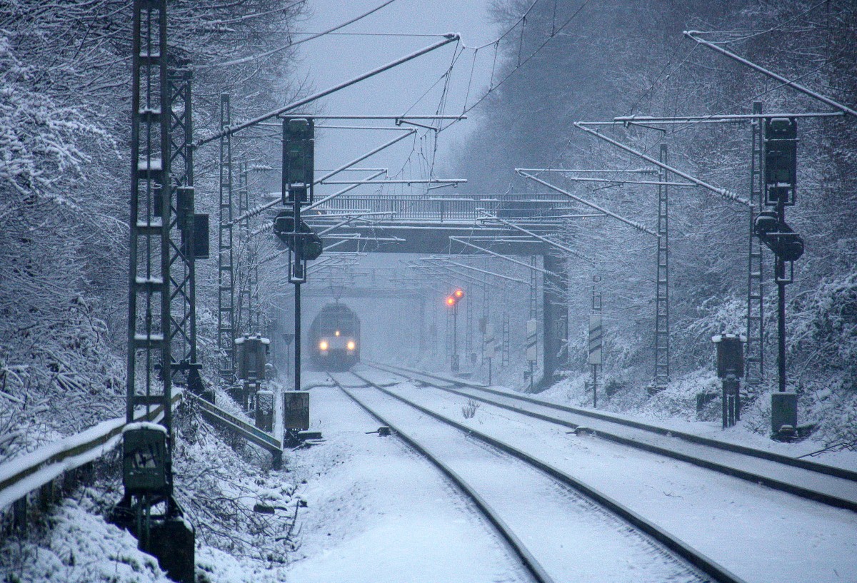 Ein Güterzug muss an der Kohlscheider-Rampe anhalten.
Aufgenommen vom Bahnsteig 2 in Kohlscheid. 
Bei dichtem Schneefall am Kalten Morgen vom 15.2.2016.