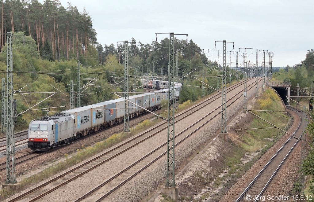 Ein Güterzug nach Nürnberg hatte am 15.9.12 gerade Feucht passiert. Geradeaus die Schnellfahrstrecke nach Ingolstadt und ganz rechts das Richtungsgleis Nürnberg - Regensburg.