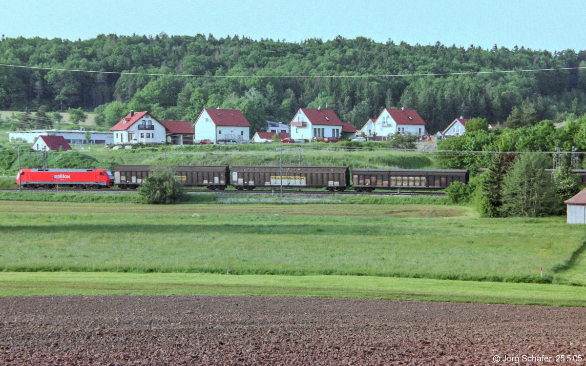 Ein Güterzug nach Würzburg fuhr am 25.5.05 am Hang südlich von Oberdachstetten bergauf. 