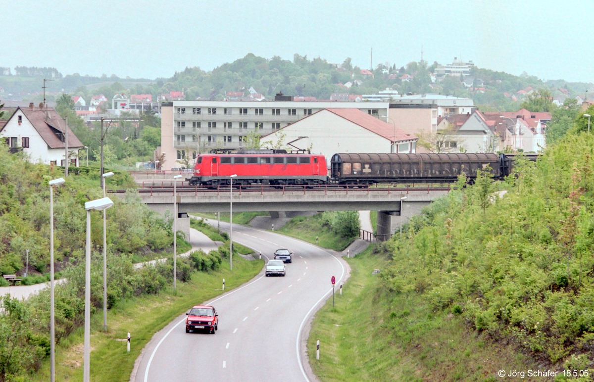 Ein Güterzug nach Würzburg überquerte am 18.5.05 die damals noch neue Westtangente in Ansbach.