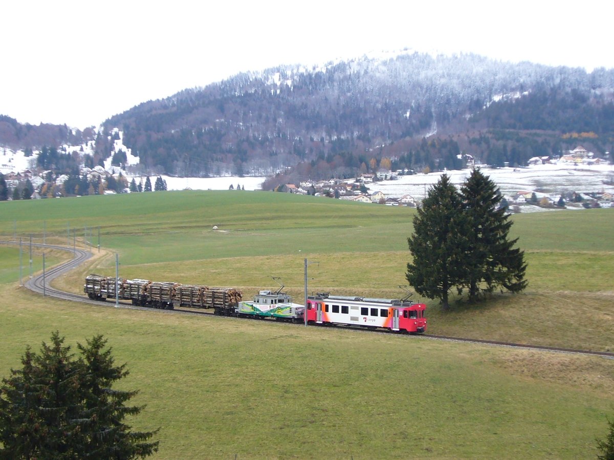 Ein Güterzug nach Yverdon-les-Bains mit Be4/4 1  Yverdon  und Ge4/4 21 in der Nähe von Sainte-Croix im November 2009.