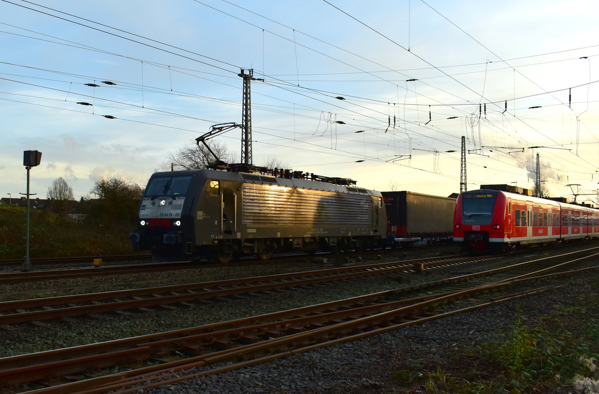 Ein Güterzug und eine RE 8 kreuzen sich in Grevenbroich am Abend des 23.12.2013
