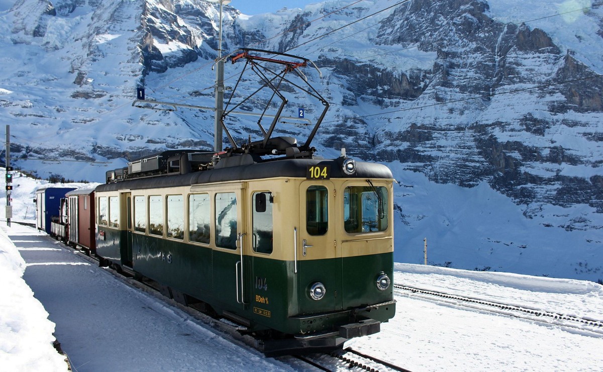 Ein Güterzug der Wengernalpbahn mit Triebwagen 104 auf der Wengernalp, 10.Februar 2015. 