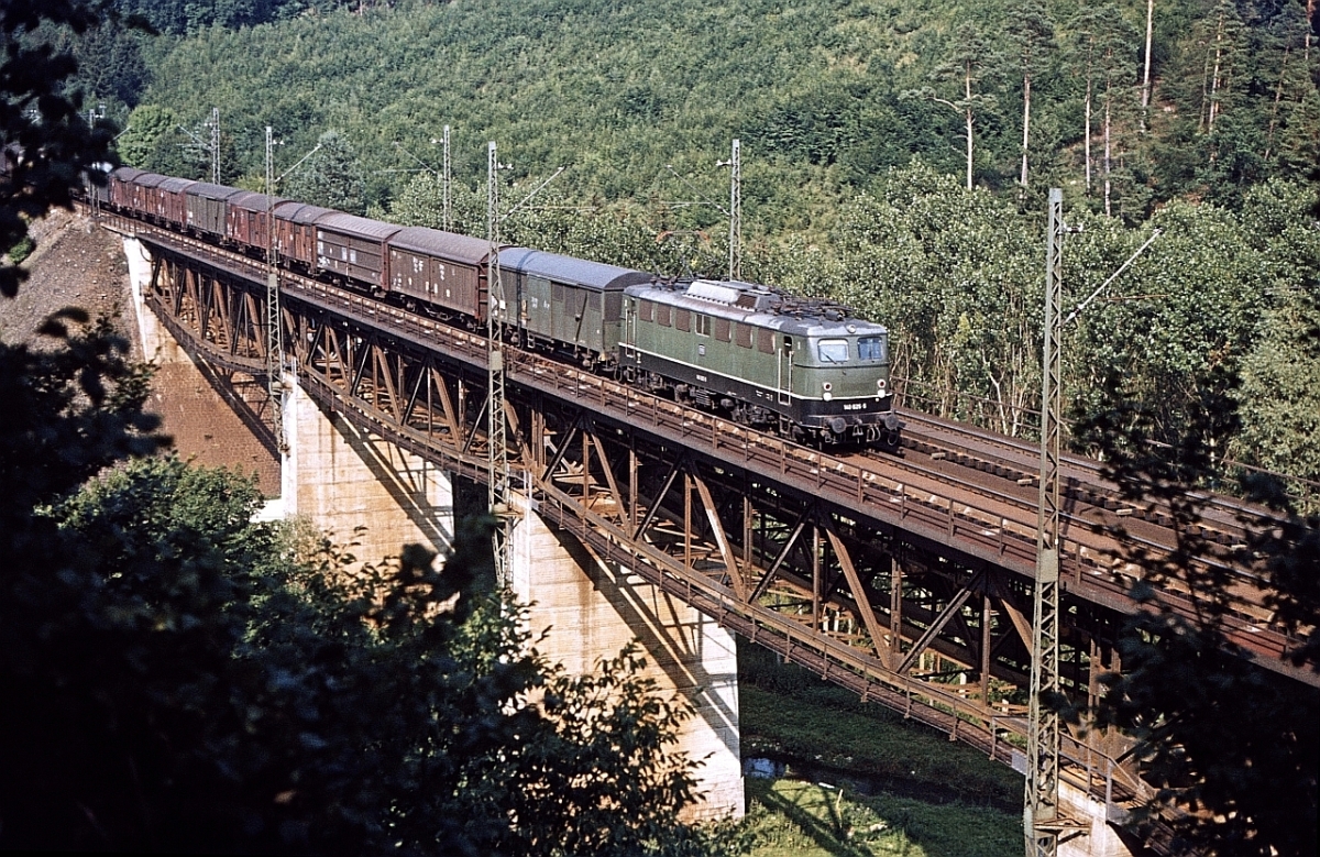 Ein Gterzug, wie man ihn sich heute nicht mehr vorstellen kann : Mit einem Zug aus gedeckten Gterwagen verschiedener Bauarten berquert 140 625 vom BW Bebra den Viadukt in Mhren (5.8.1981). 