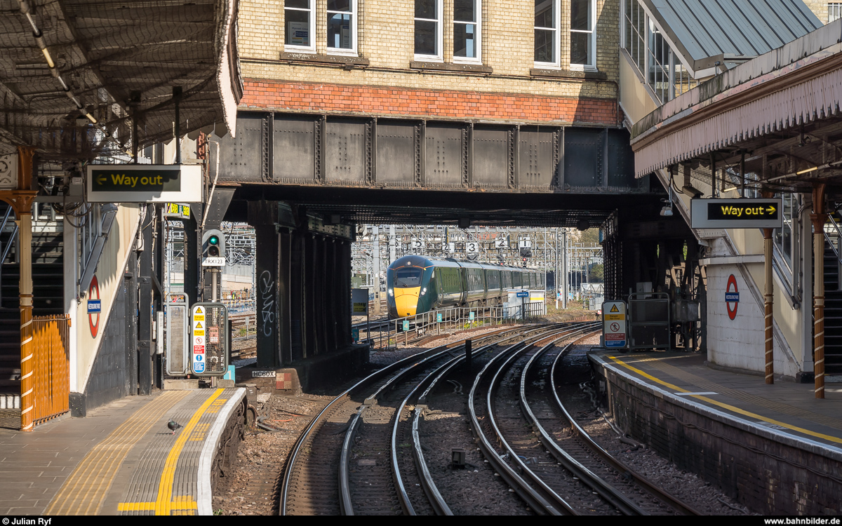 Ein GWR Class 800 (oder 802) hat am 19. April 2019 gerade London Paddington verlassen und passiert jetzt die Station Westbourne Park der Hammersmith & City und Circle Line.