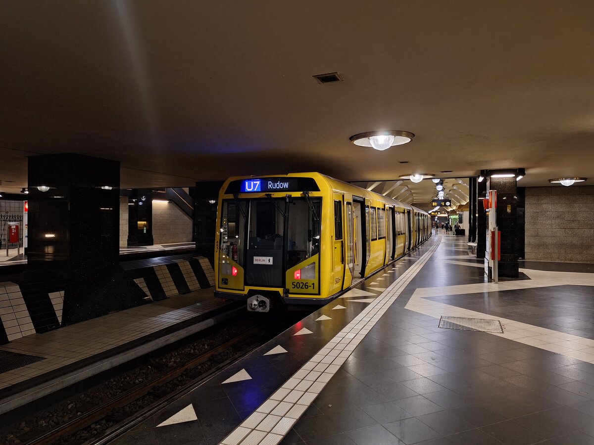 Ein H-Zug #5026 auf der U7, aufgenommen am 31. Juli 2026 am U-Bahnhof Rathaus Spandau.