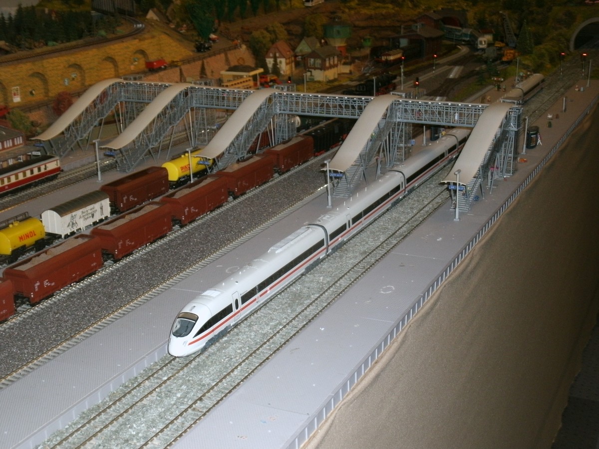 Ein H0 ICE-TD steht im Hauptbahnhof auf der Ghrener Modellbahnanlage.Aufnahme vom 13.September 2013. 