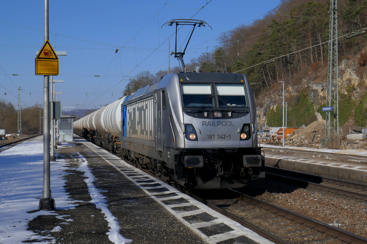 Ein häufiger Gast im Altmühltal ist die 187 342-1 der Railpool. Am 8. Februar 2023 durchfährt sie Eichstätt Bahnhof mit einem Kesselwagenzug Richtung Ingolstadt.