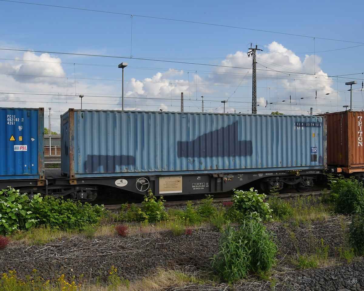 Ein (halber) Containerwagen ist hier Anfang Juni 2020 bei der Durchfahrt in Wanne-Eickel zu sehen.