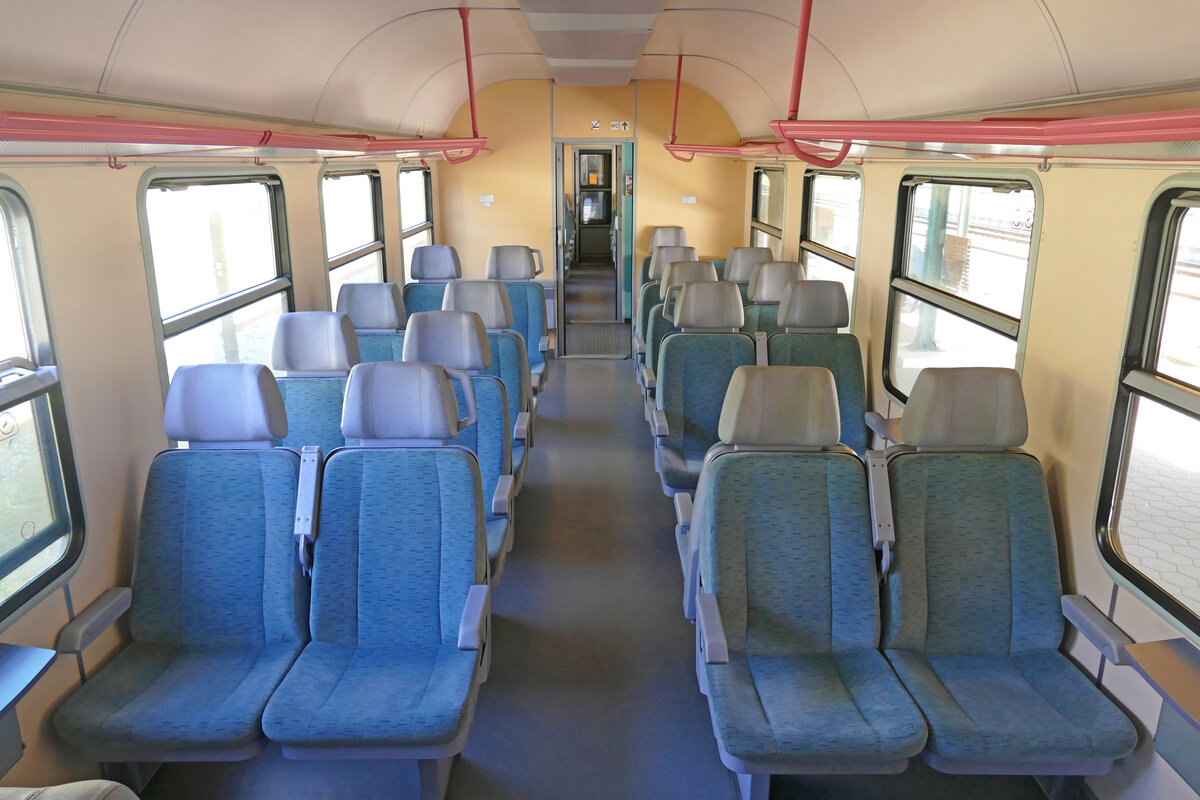 Ein Halberstädter Mitteleinstiegswagen der Bauart Byu der Pressnitzalbahn, eingereiht in einen Sonderzug im Bahnhof Seebad Heringsdorf. Der Wagen war äußerlich im originalen grün lackiert, der Innenraum präsentierte sich im RSB-Design. 
Aufgenommen im April 2022.