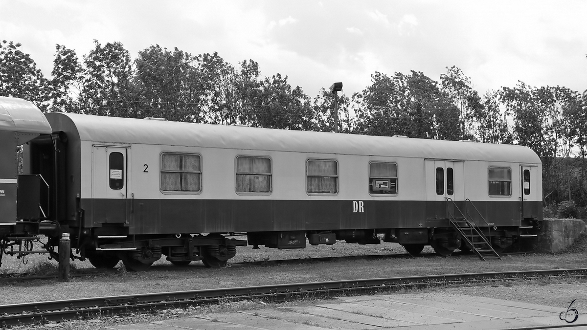 Ein Halbgepäckwagen Typ BDwsb stand Mitte August 2018 im Eisenbahnmuseum Weimar.
