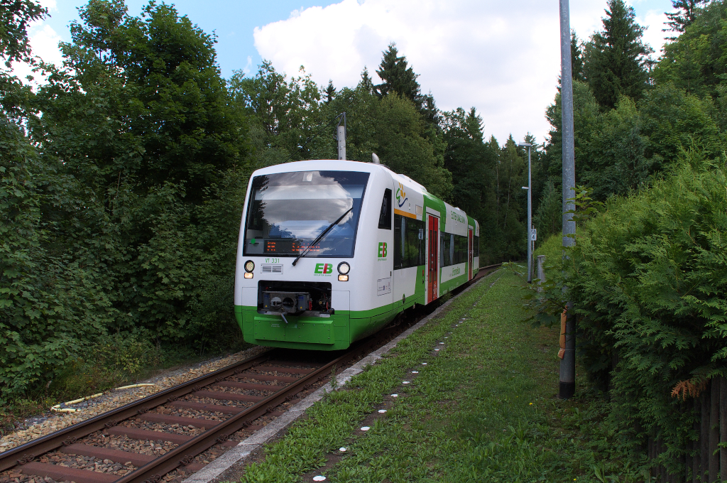 Ein Haltepunkt mitten im Wald - Viele werden den Haltepunkt Harra Nord erst gar nicht finden.
Von der Strae aus ist der Hp nicht zu sehen.
Vom Wanderparkplatz Lemnitzhammer ist nur der ehemalige Bahnhof Harra (im Ort) als Wanderweg ausgeschildert.
Wer in Richtung Harra ber den hher gelegenen Weg durch den Wald wandert kommt am Hp Harra Nord vorbei, der Wanderer mu aber zuerst 200 Meter an einer Landstrae entlang gehen und die Einheimischen SOcKen rasen mit einem Affenzahn an den Touristen vorbei, obwohl die Strae sehr eng ist.
Wir haben ihn lebend gefunden, den Haltepunkt Harra Nord oberhalb der Saale und welch ein Wunder, sogar ein Fahrgast hat auf den Zug gewartet.
VT 331 der Erfurter Bahn hat aus Blankenstein kommend den Haltepunkt Harra Nord erreicht.
Der RegioShuttle brummt gleich weiter ber Bad Lobenstein nach Saalfeld.
Bahnstrecke 6683 Triptis - Unterlemnitz - Blankenstein