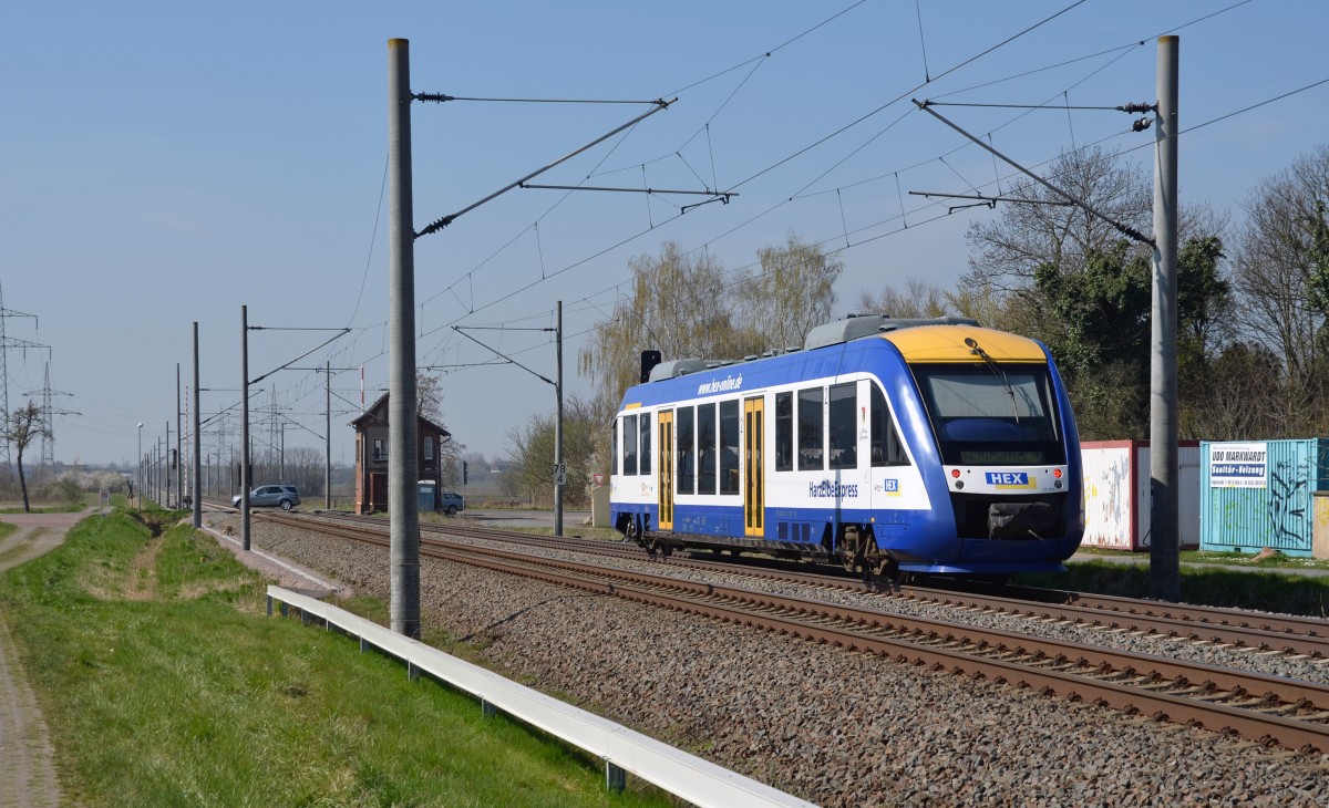 Ein Harz-Elbe-Express musste auf seinem Weg nach Halle(S) am noch nicht geschlossenen Bahnübergang in Braschwitz am 15.04.15 auf seine Weiterfahrt warten. 