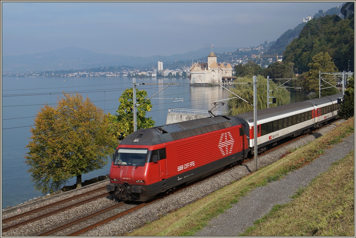 Ein Hauch Herbst am Genfersee; die SBB Re 460 037-5 mit ihrem IR 1813 kurz vor Villeneuve, im Hintergrund das nun aufgefrischte Château de Chillon. 
2. Okt. 2015
