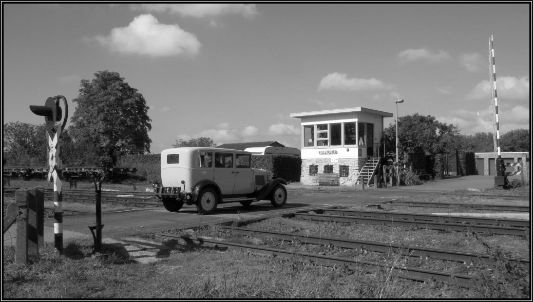 Ein Hauch von Nostalgie lag in der Luft als dieser Citroen Oldtimer den Bahnübergang am westlichen Ende des Bahnhofs von Simpelveld überfährt. Ein Graustufenszenario vom 27.Sept.2015,eingefangen bei der ZLSM.