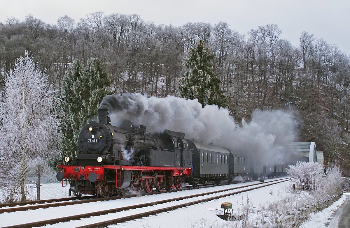 Ein Hauch von Winter: Am 21.01.2023 durchfährt 78 468 mit einem Sonderzug von Münster nach Winterberg Freienohl 