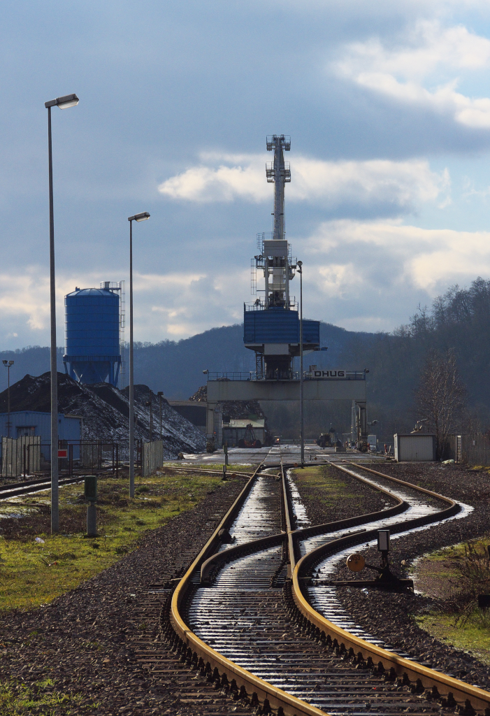 Ein Hauch von Winter bietet der Anblick zum Südkai des Hafens Saarlouis/Dillingen.
Über die Saar werden meist Massengüter wir Erze und Kokskohle angeliefert, auch ein Öllager befindet sich auf dem Hafengelände. Der Gleisanschluß führt einerseits zur Dillinger Hütte und andererseits zum Bahnhof Dillingen Saar, sodass Loks verschiedener EVU im Hafen angetroffen werden können. An diesem 17.01.2016 herrschte allerdings Sonntagsruhe.