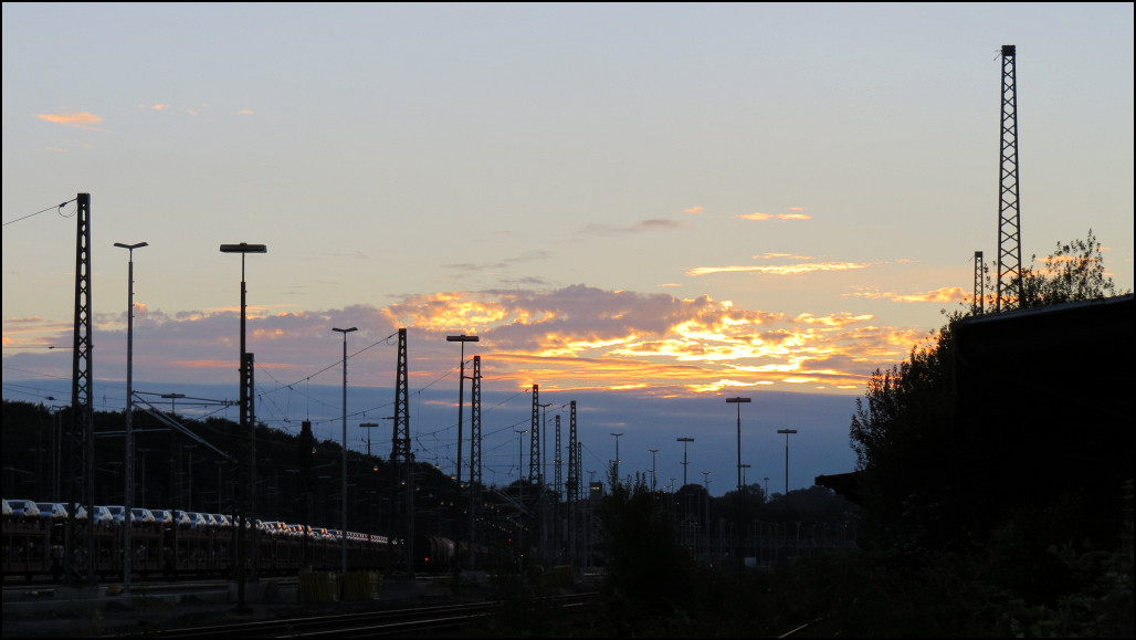 Ein heißer Sommertag neigt sich dem Ende entgegen.Hier der Blick auf das Bahngelände von Aachen West am 31.Juli 2013,als Stimmungsbild festgehalten.