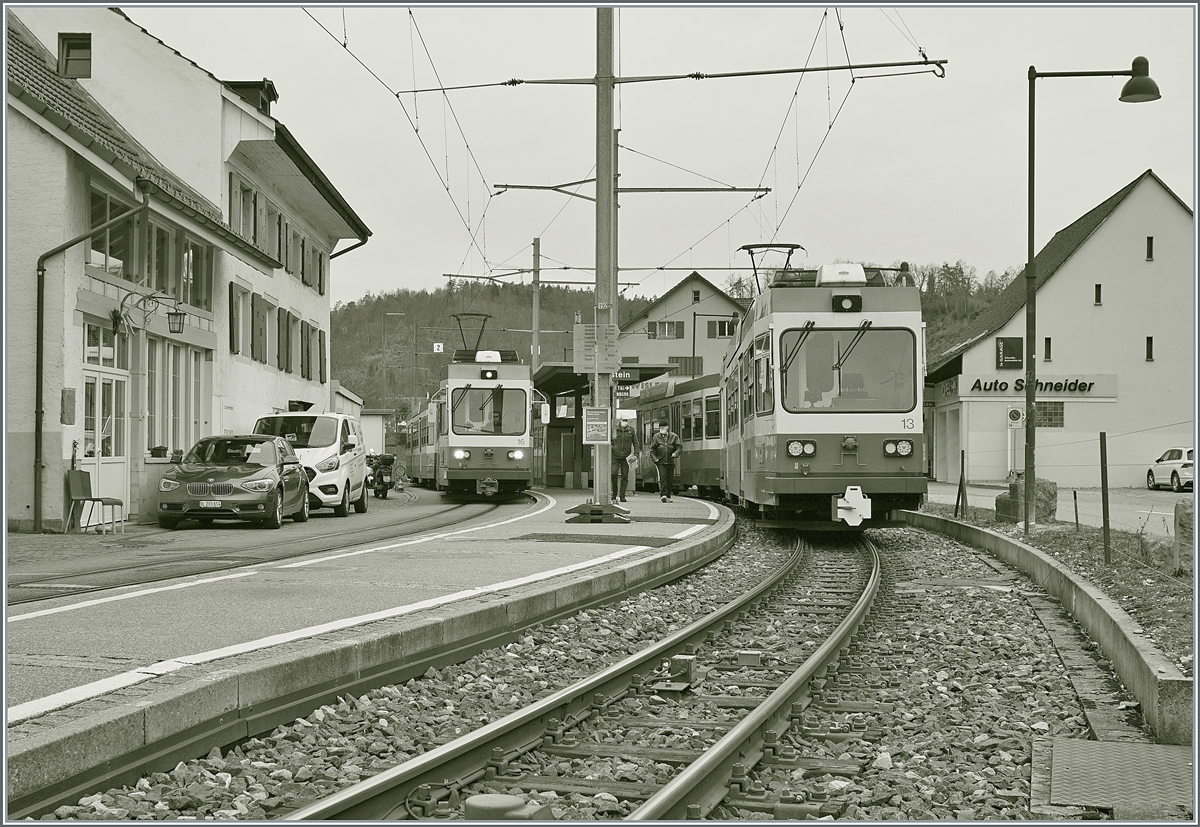 Ein herber Verlust: Heute verliert die Schweiz die schmalste Schmalspurbahn, und das Waldenburger Tal seine Seele - Mit einfachen Mitteln haben die Bewohner des Waldenburger Tal es verstanden, ihre perfekt in die Landschaft eingefügte Bahn zu bauen und über die Jahre hinweg zu entwickeln, immerhin verkehrte die Walenburgerbahn in den Hauptverkehrszeiten jede Viertel-Stunde. Angeblich ist Bescheidenheit nicht mehr zeitgemäss, jetzt soll eine Meterspurbahn ins Tal betoniert werden. Allein die Umweltverschmutzung während der langen Umbauphase dürfte die Umweltbilanz der Baselbieter Regierung arg belasten. 

Wenige Tage vor dem Ende der Waldenburgerbahn kreuzen sich in Höllstein die BDe 4/4 16 und 13 mit ihren Zügen nach Waldenburg und Liestal. 

21. März 2021 



