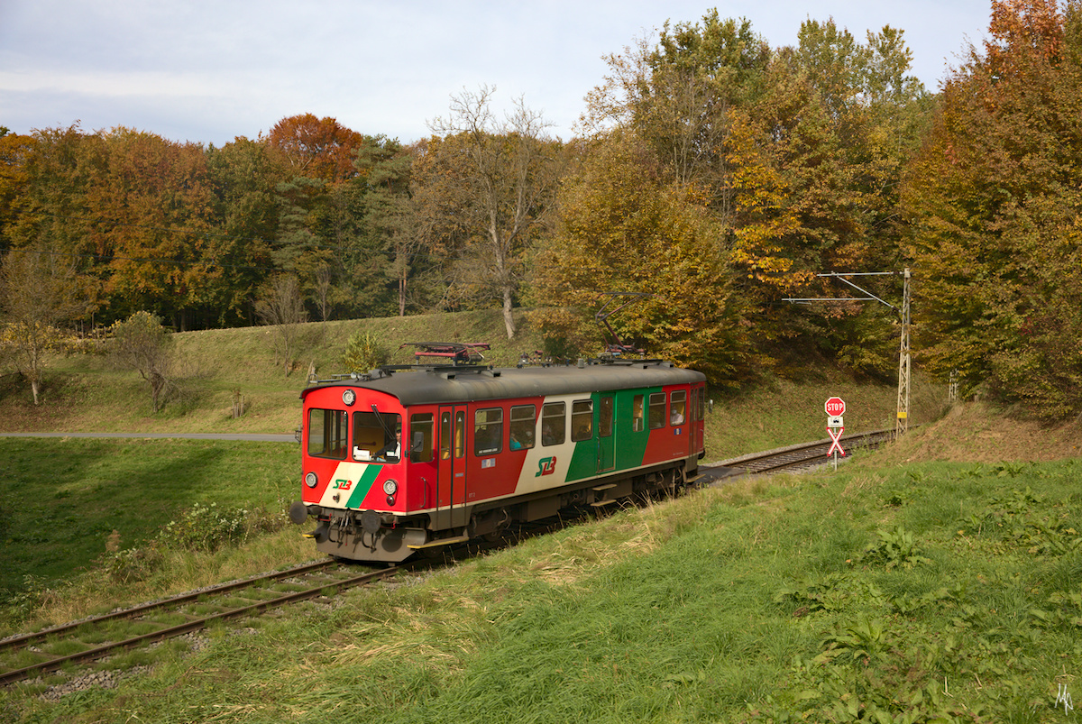 Ein Herbstbild vom ET2 der Gleichenbergerbahn bei Ludersdorf. (26.10.2020)