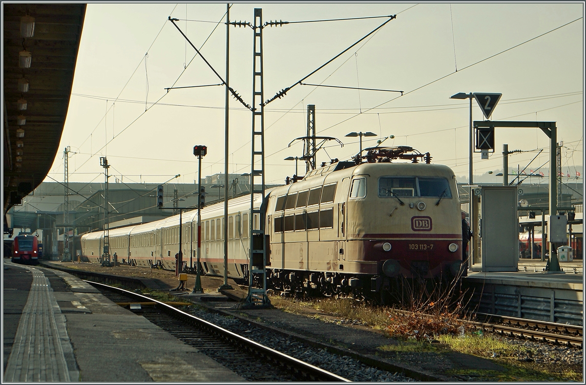 Ein Herbstbild in Stuttgart Hbf mit der DB 103 113-7 - davon müssen wir uns wohl in nächster Zukunf verabschieden.
28. Nov. 2014