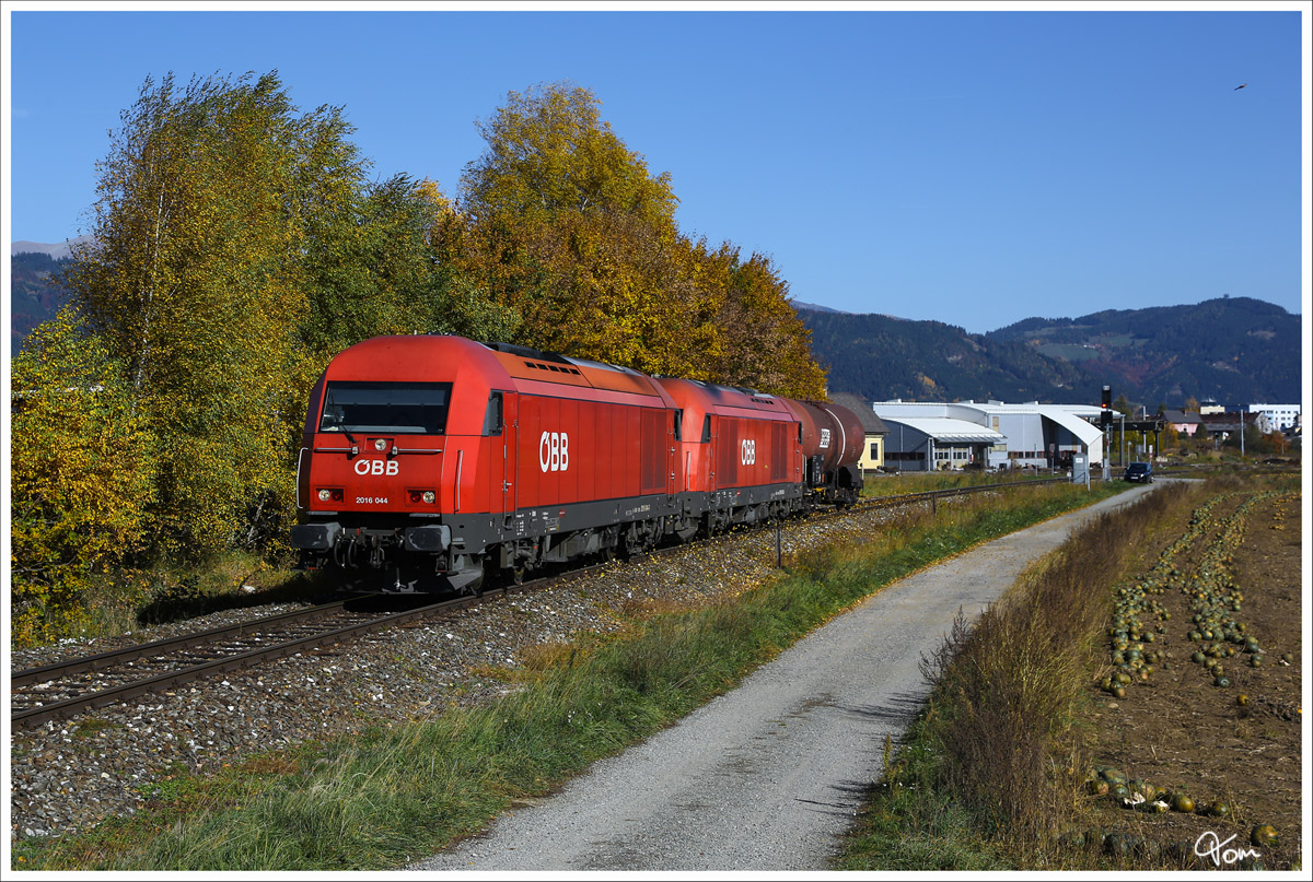 Ein Herkulestandem mit der 2016 044 voran, f�hrt mit dem kurzen G�terzug 64535 von Zeltweg nach Frantschach.  
Zeltweg 10_2013