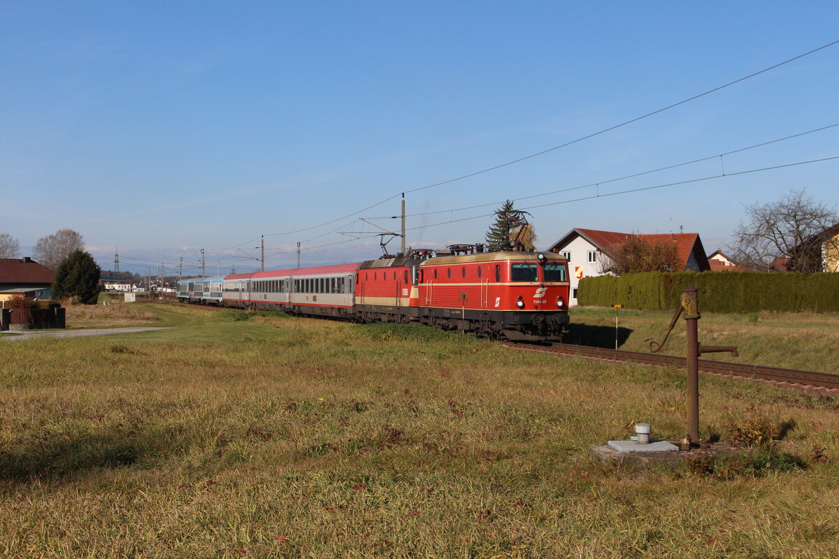 Ein herrlicher Herbsttag war der 9.11.2021 und der EC151  Emona  wurde von 1144.40 und 1144 092 bespannt.
Hier fährt der Schnellzug auf seinem Weg von Wien Hbf nach Ljubljana bei Neudorf ob Wildon seinem Ziel entgegen.