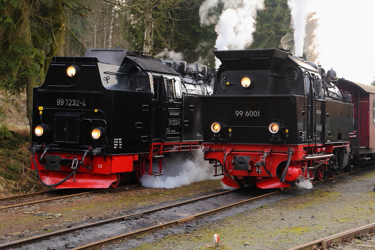 Ein heutzutage eher sehr seltenes Bild: 99 7232 (links) mit IG HSB-Sonder-PmG und 996001 mit Planzug P 8967 nach Stiege, gemeinsam am Abend des 25.02.2017 im Bahnhof Hasselfelde.