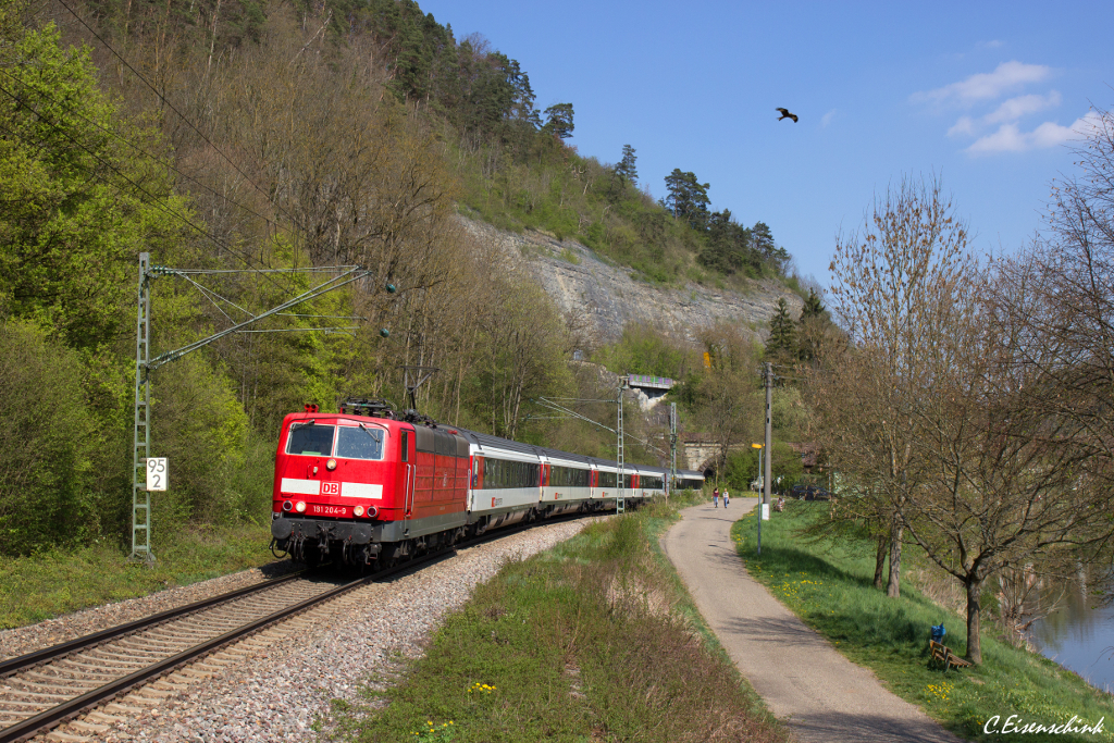 Ein Highlight auf der Gäubahn sind die Leistungen der Baureihe 181.
Hier ist die DB 181 204 zu sehen, die am 13.04.14 mit dem IC 187 gerade den Sulzer Tunnel verlässt.